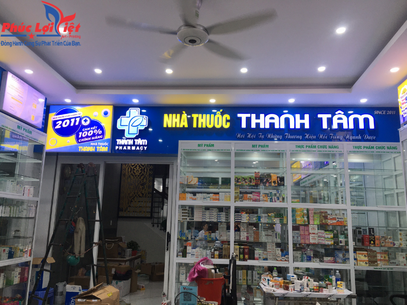 thi-cong-tron-goi-showroom
